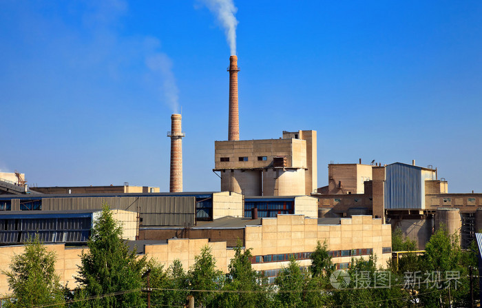 大型工厂与吸烟烟囱对蓝蓝的天空