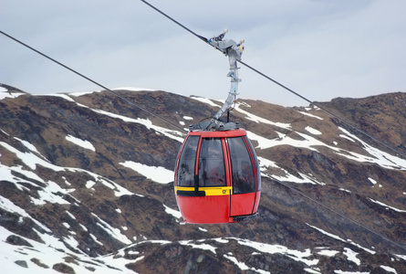 在阿尔卑斯山的红色电缆车