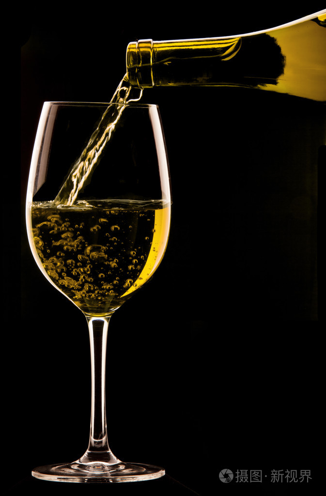黑色背景上倒一杯酒