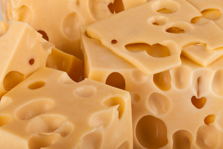 鲜黄色瑞士奶酪带孔的背景