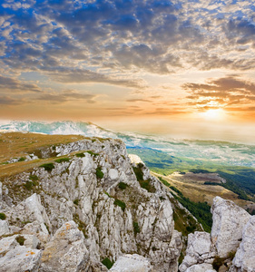 夕阳下山在夕阳下山崖照片