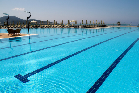露天豪华游泳池图片