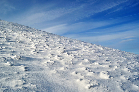 雪山边坡和蓝色天空