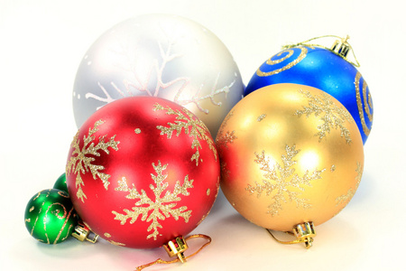 不同的颜色圣诞装饰球