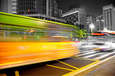 高速度和在市中心夜景模糊的巴士光径