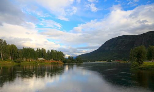 挪威在夏天的湖景。在日落之前