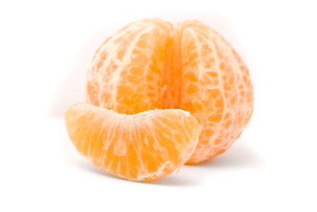 在白色背景上的多汁橘