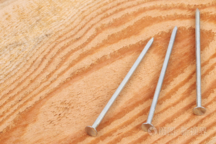 在木头上的钉子