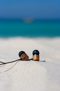 带耳机的海滩和热带海