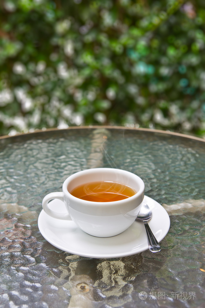 喝杯茶在玻璃桌上