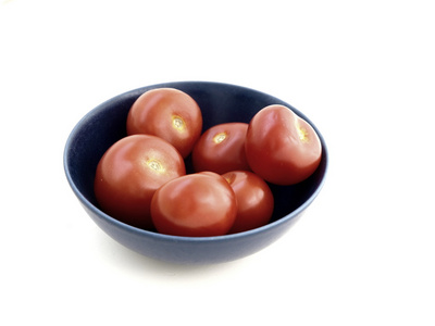 在白色上孤立一碗西红柿