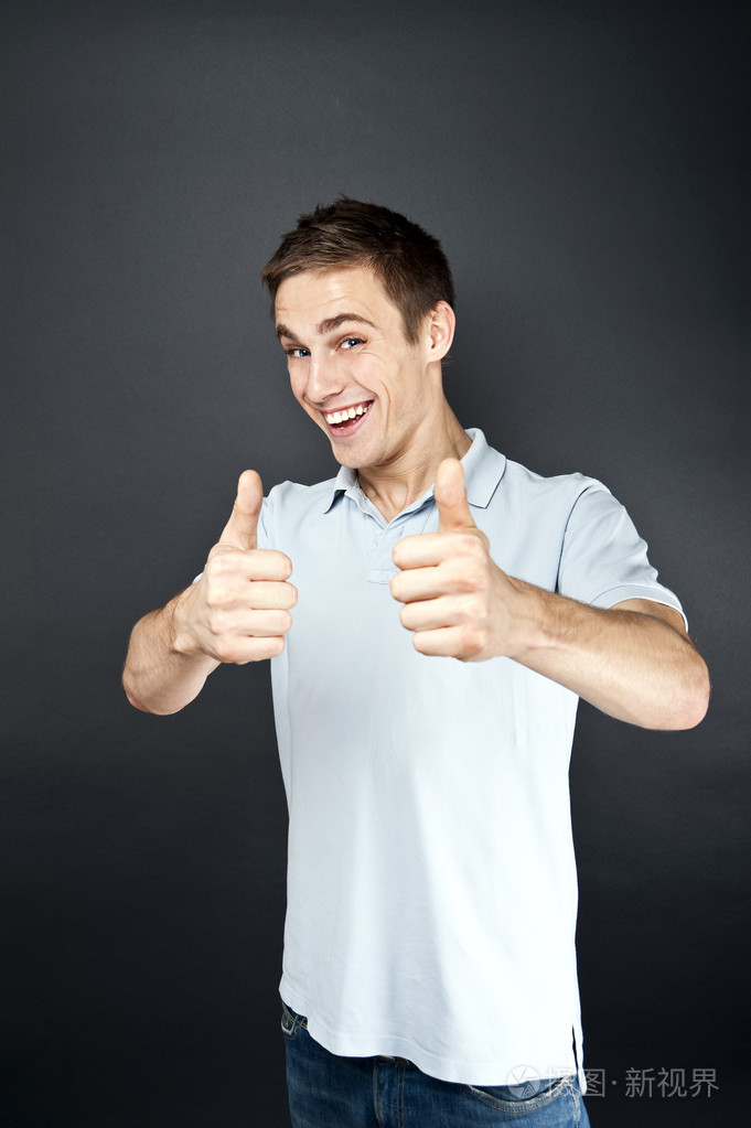 竖起大拇指的男人