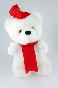 在白色背景上的圣诞老人帽子泰迪熊