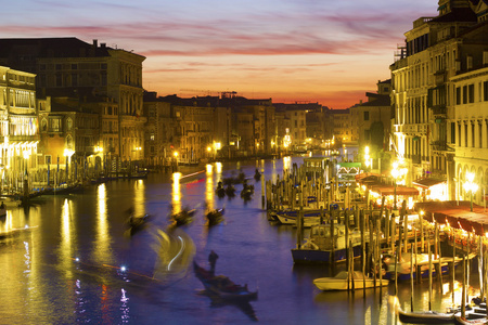 在晚上，威尼斯大运河。意大利