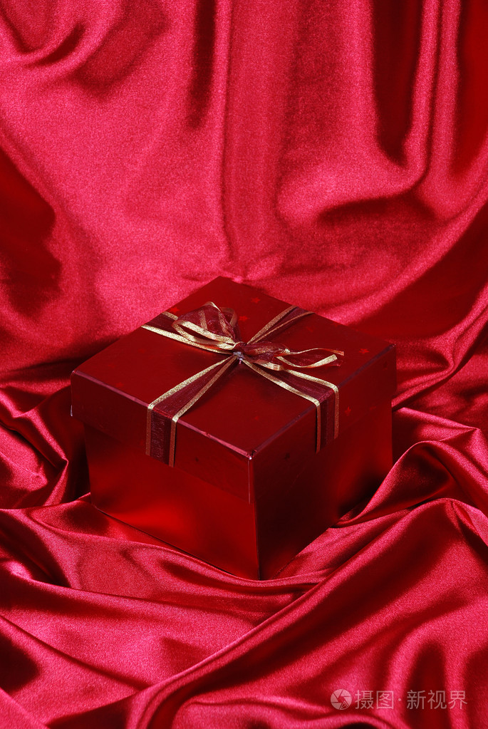 礼品盒红色缎面背景上
