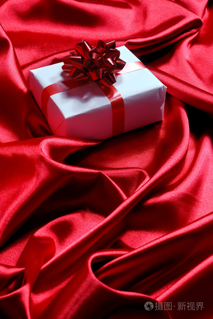 礼品盒红色缎面背景上