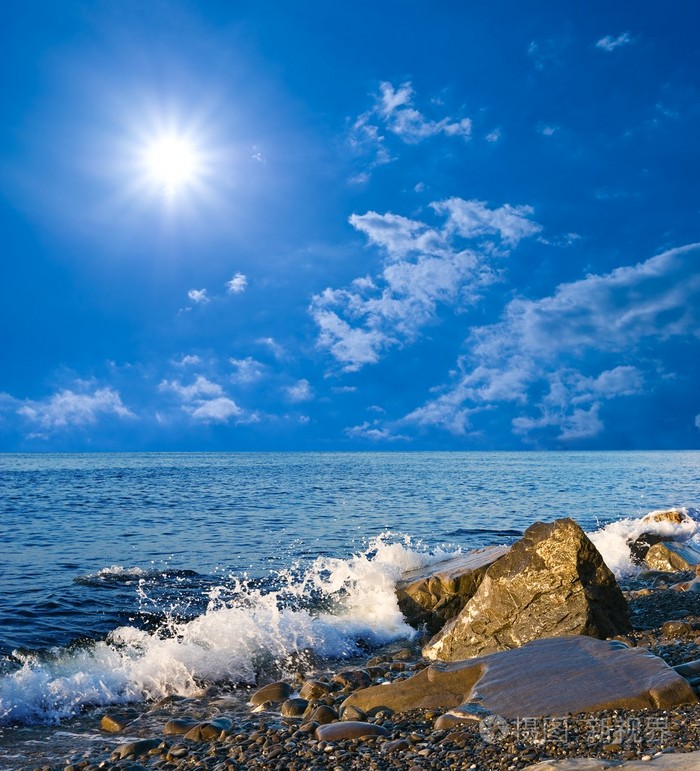 炎热的夏天一天中海