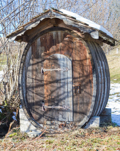 小屋建在木桶中