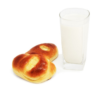 小面包和一杯牛奶