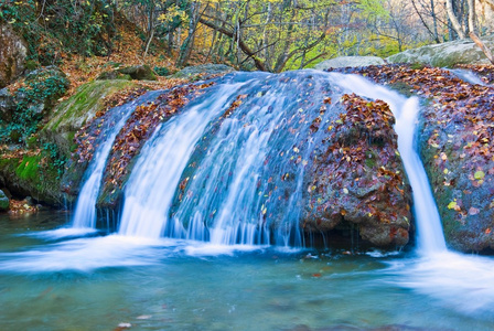 美丽的水梯级山河上