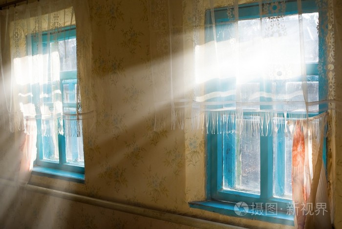 阳光从房间的窗户推