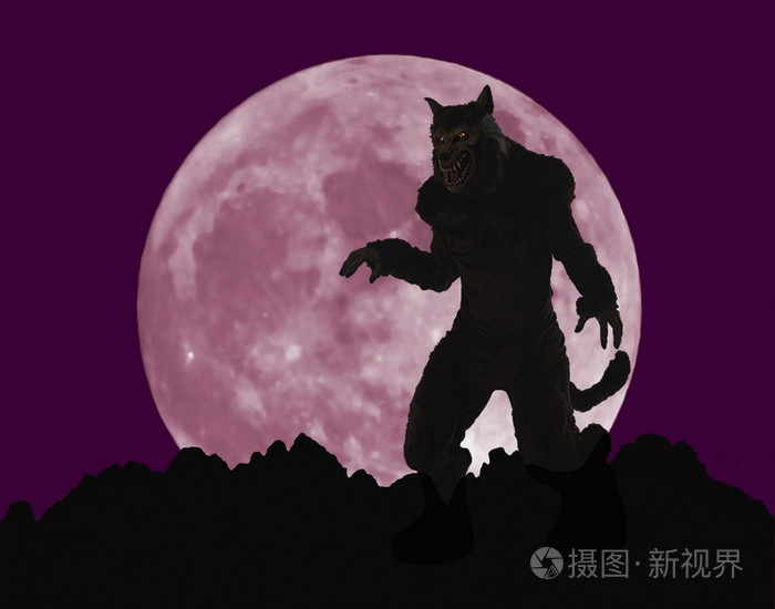 在满月之前怒容站立的狼人