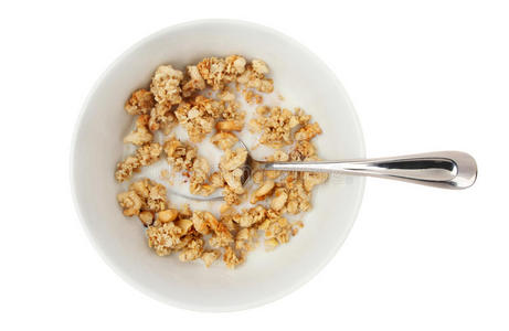 与新鲜蓝莓, 杏仁, 酸奶和薄荷在质朴的金属碗燕麦麦片把勺子放在碗上