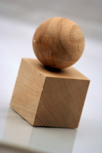 一个木制球体在多维数据集