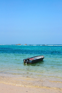 小船在加勒比海滩。泰罗纳国家公园。哥伦比亚
