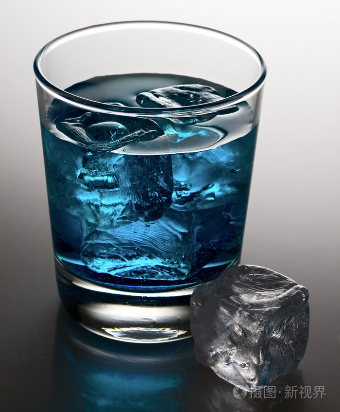 蓝色与冰块鸡尾酒