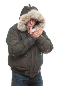 气候变暖自己的夹克的男人图片