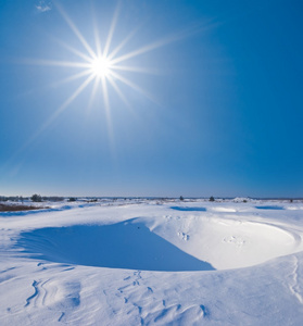 冬季冰雪平原的圆孔