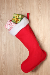 圣诞袜子与木制背景上的礼物