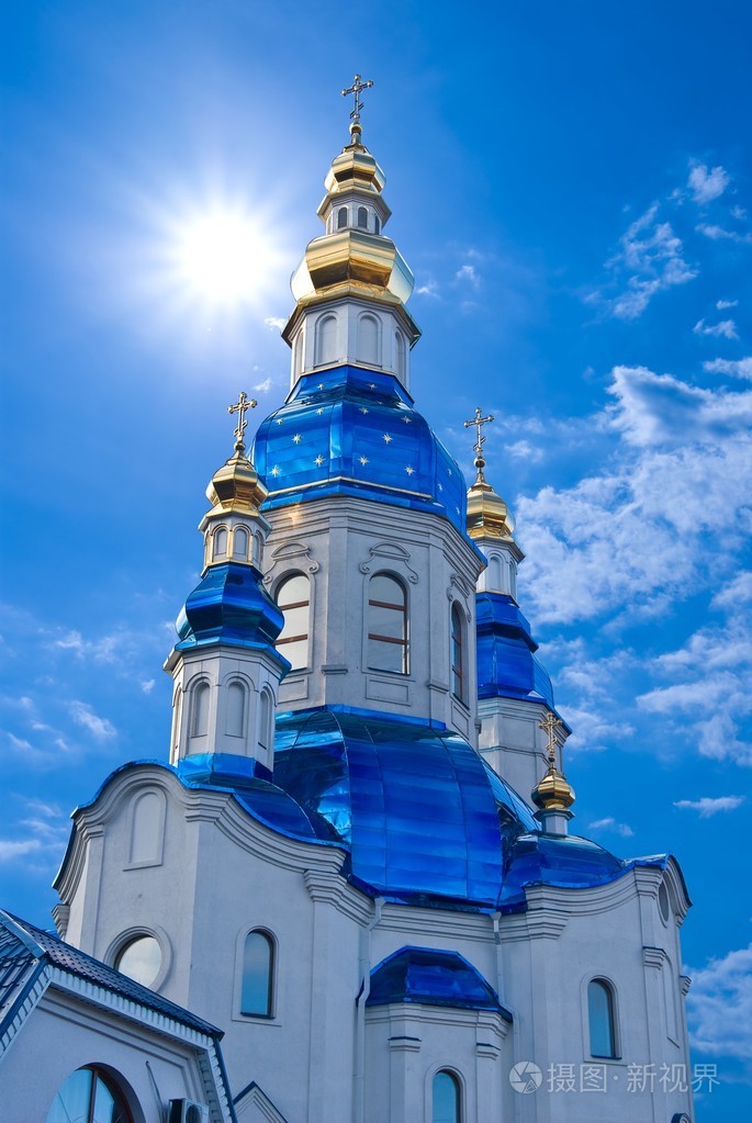 蓝蓝的天空背景上的基督教教堂照片-正版商用图片0vk9zk-摄图新视界