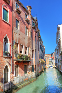 房子之间的小运河。威尼斯意大利