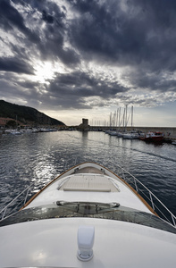 意大利，厄尔巴岛，罗马滨海港口从一艘豪华游艇的视图