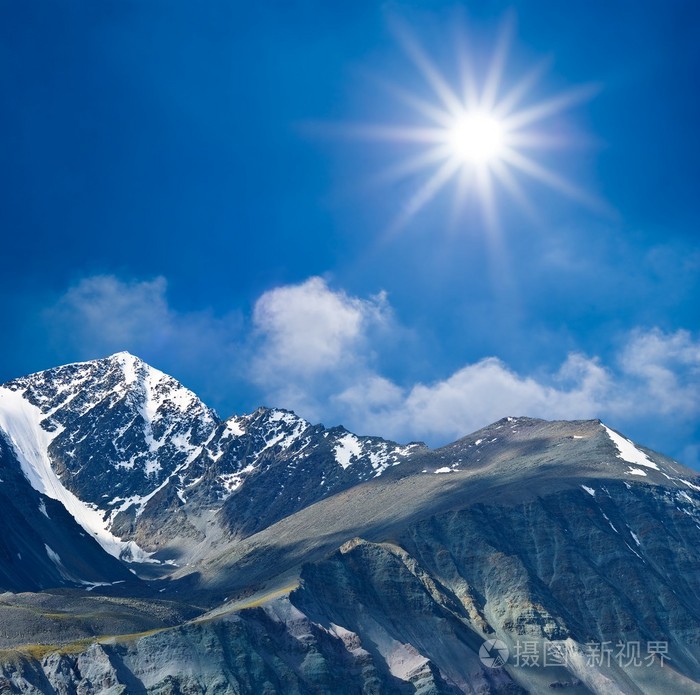 闪光的太阳山山脊之上
