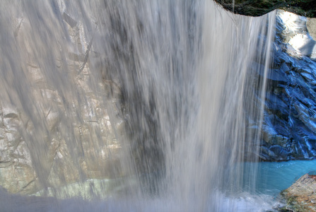 背后的瀑布 roffla 峡谷 瑞士
