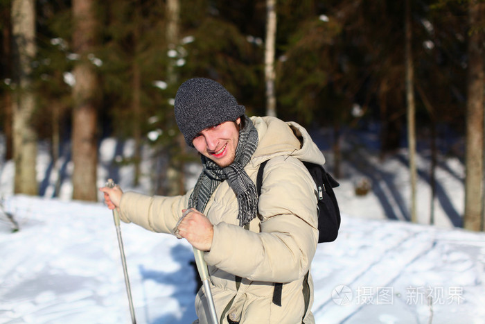 年轻男子越野滑雪特写