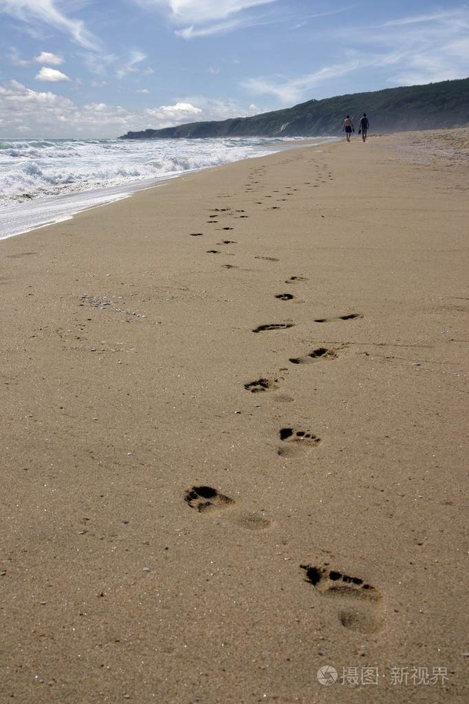 在沙滩上的足迹照片-正版商用图片0vkrb0-摄图新视界