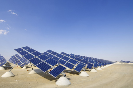 光伏电池板被太阳的光芒太阳能电池产生电力,特写蓝色光伏太阳能电池