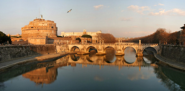 圣天使城堡和桥梁在罗马的台伯河