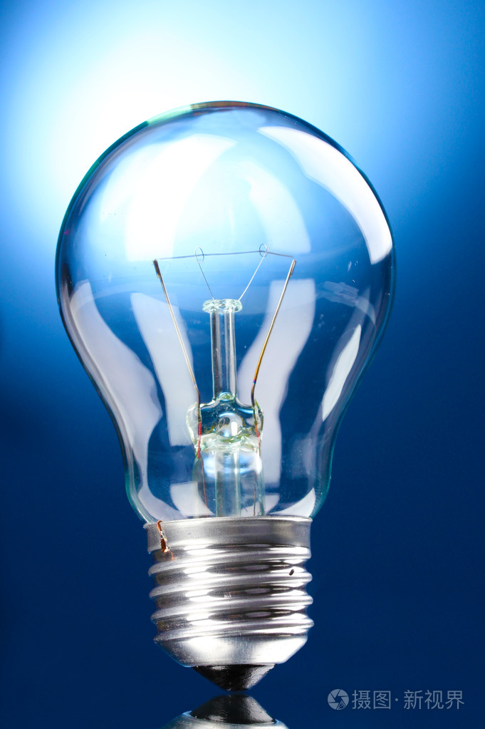 蓝色背景上的灯泡