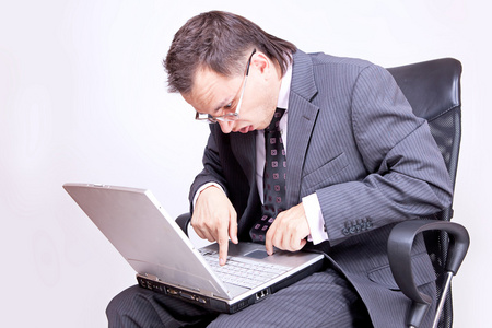 商人坐和使用的便携式计算机