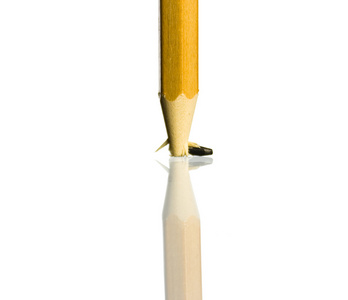 折断的铅笔在白色背景上孤立