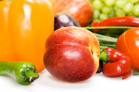 新鲜的蔬菜和水果在白色背景上孤立