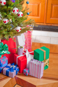 在内部的圣诞树和圣诞礼品盒