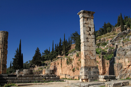 在特尔斐，希腊阿波罗神庙的废墟