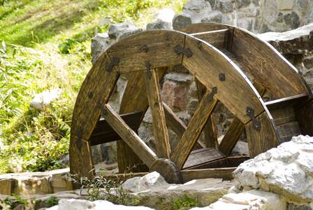 老水车与一个木制的轮子和石头墙