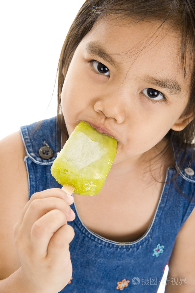 吃冰淇淋的小女孩